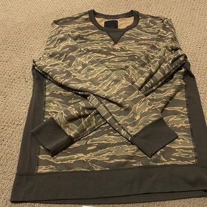 Abercrombie & Fitch camo crewneck